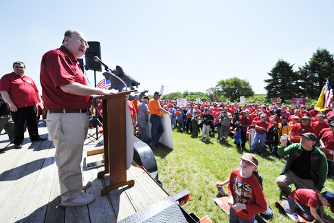 Tom Buffenbarger speaks at Caterpillar rally